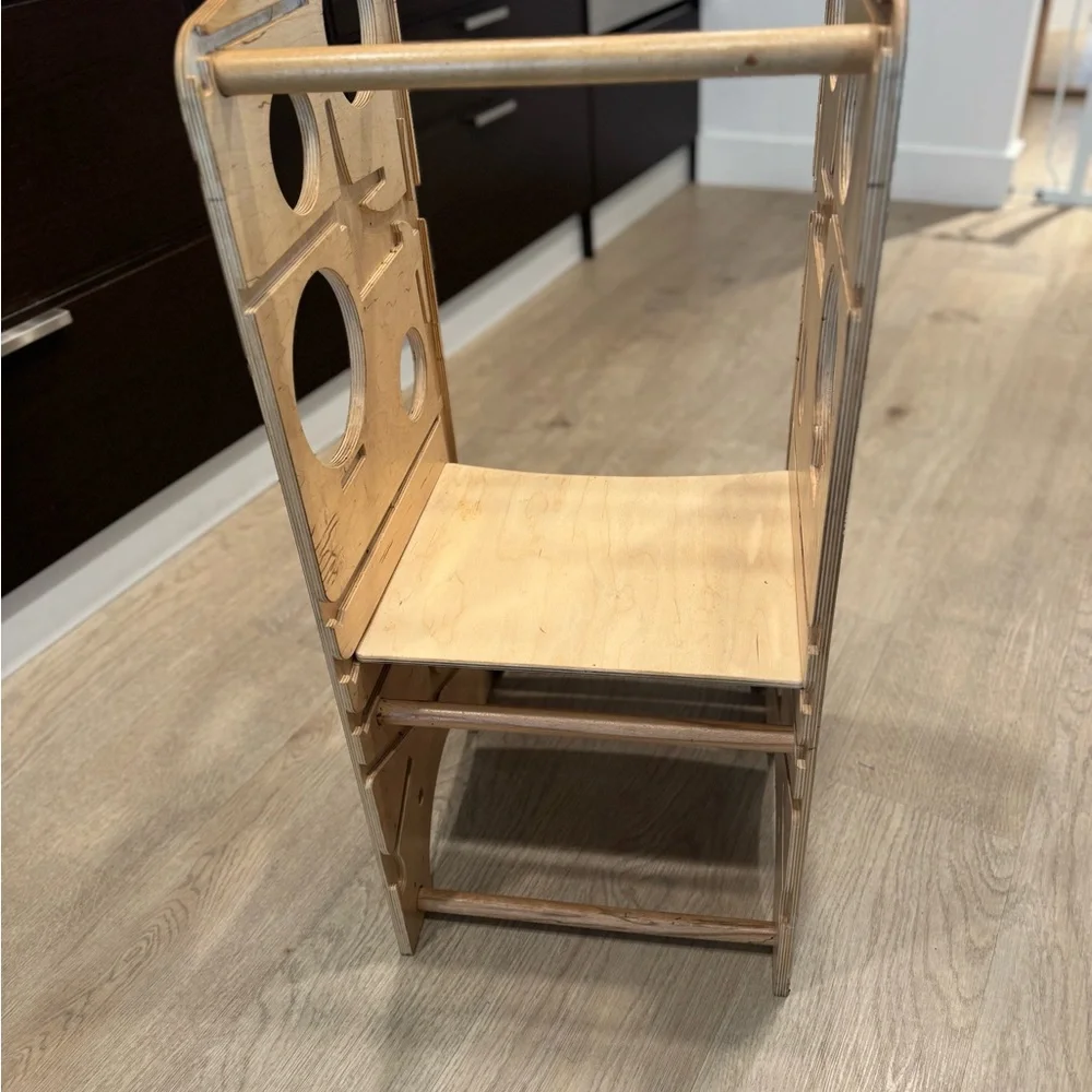 Leea Helper/Learning/Activity Tower - Picture 9 of 10
